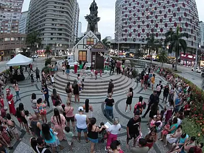Casinha do Papai Noel da CDL Santos Praia funciona  até dia 23 e tem iniciativa solidária