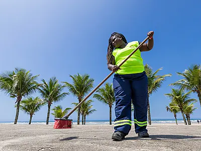 Praia Grande/SP intensifica a limpeza urbana para a temporada de verão
