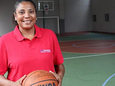 Medalhista olímpica Claudinha vai comandar escolinha em Santos