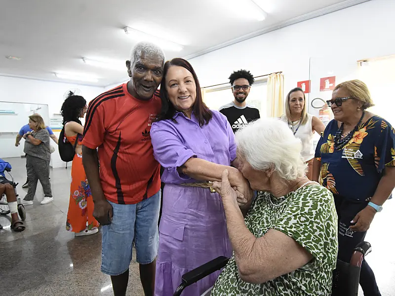 Idosos do Lar São Francisco festejam aniversários em integração com jovens