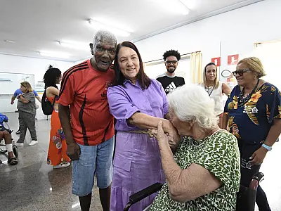 Idosos do Lar São Francisco festejam aniversários em integração com jovens