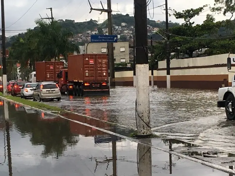 Chuvas atrapalham o trânsito com ruas inundadas na cidade de Santos