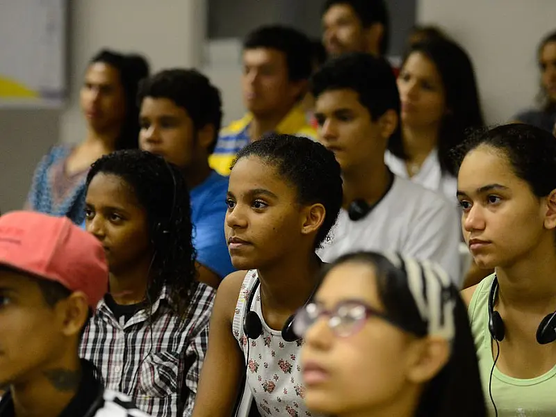Pobreza e violência pioram saúde mental de jovens