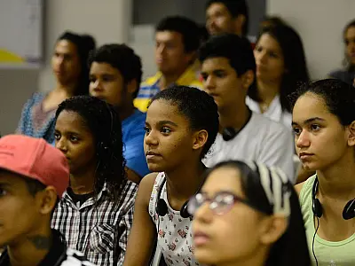 Pobreza e violência pioram saúde mental de jovens