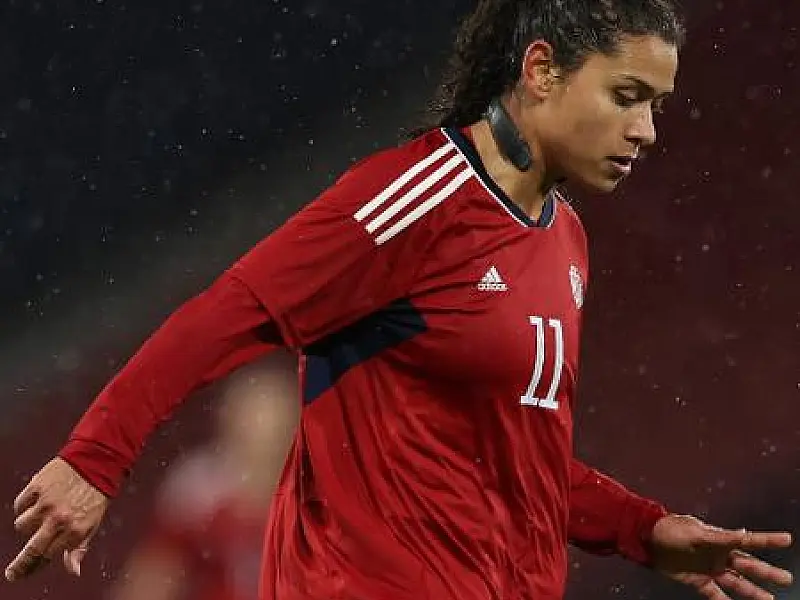 Como funciona o colar que protege o cérebro que as jogadoras usam na Copa