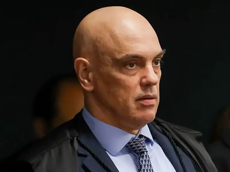 Em decisão, Moraes cita "eventual tentativa de fuga" de Bolsonaro