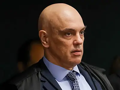 Em decisão, Moraes cita "eventual tentativa de fuga" de Bolsonaro