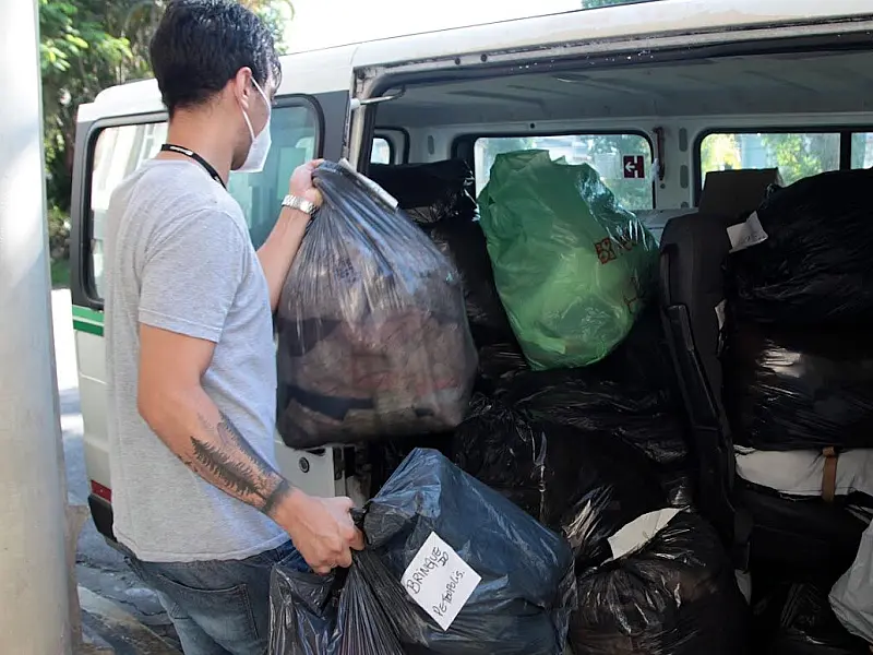 Fundo Social envia 150 kg de alimentos e mais de mil peças de roupas às vítimas de Petrópolis