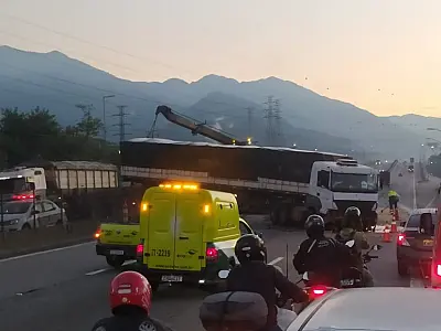 Carreta atravessa mureta central da rodovia e causa congestionamento