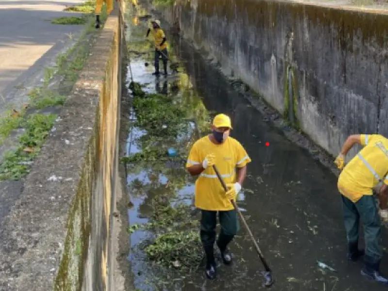 Serviços de limpeza de canais avançam por vários bairros
