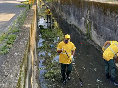 Serviços de limpeza de canais avançam por vários bairros