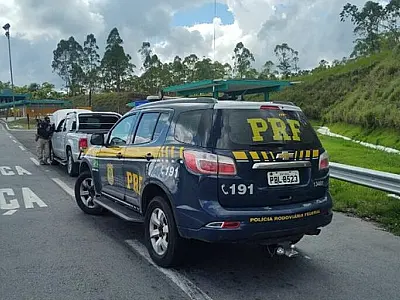Mulher é presa ao ser flagrada transportando 27kg de maconha dentro de mala de viagem