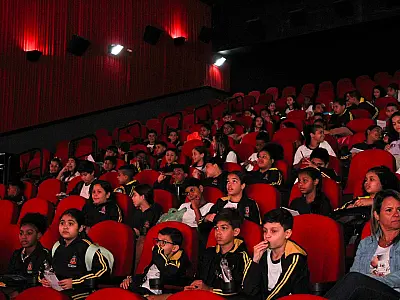 Cinema vira sala de aula e reúne 380 alunos na preparação para o SAEB