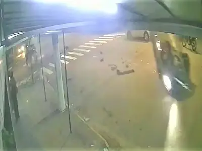 Carro em alta velocidade é atingido em cruzamento e capota várias vezes