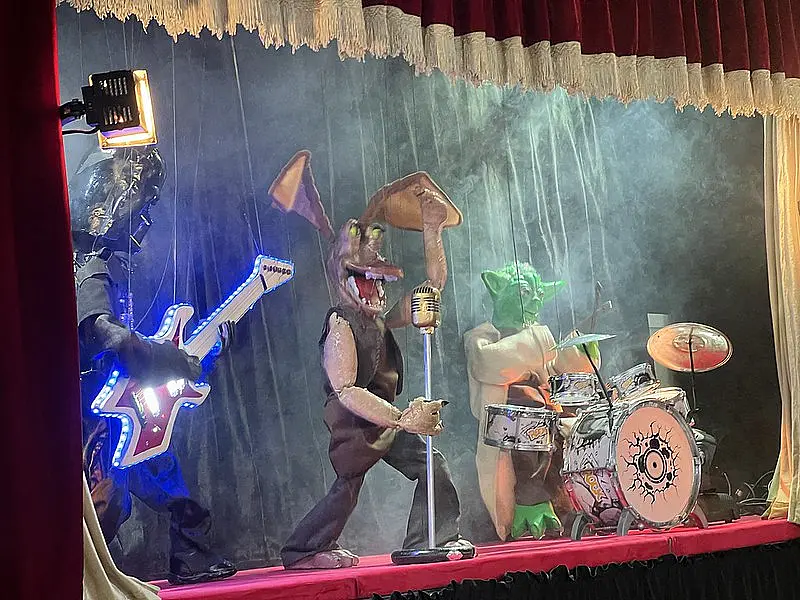 Estudantes de Guarujá têm manhã divertida com show de marionetes na manhã de ontem