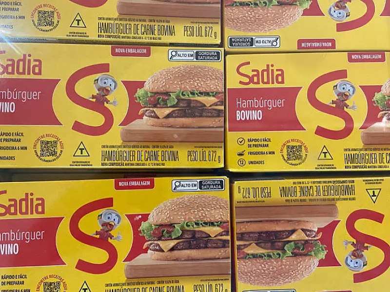 Brasileiro se assusta com alto teor de açúcar, gordura e sal na comida após nova rotulagem