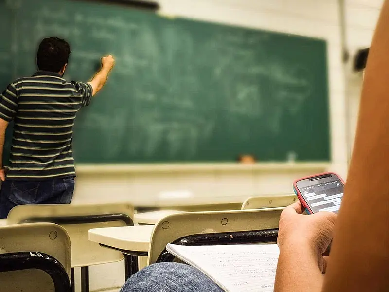 Salário do professor no Brasil não aumenta mais que 50% até o final da carreira