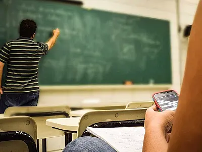 Salário do professor no Brasil não aumenta mais que 50% até o final da carreira