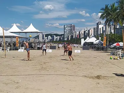 Evento oferece beach tennis, futevôlei, frescobol e vôlei de praia em Santos no fim de semana