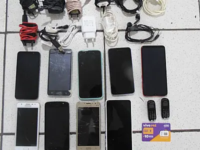 Agentes flagram celulares sendo jogados por cima do muro do CPP de Mongaguá
