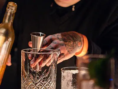 Hideout Speakeasy promove noite especial com bartenders convidados e masterclass sobre carbonatação
