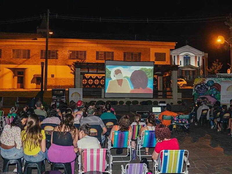 Chega em Guarujá,com sessões de cinema movido a energia solar, pipoca e atrações gratuitas