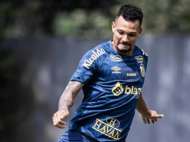 Mesmo depois de pancada que quase o tirou do último jogo, Zé Ivaldo diz que enfrenta o Fluminense