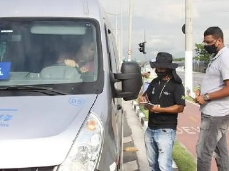 Operação Turista Legal orienta motoristas de vans e ônibus na entrada de Santos