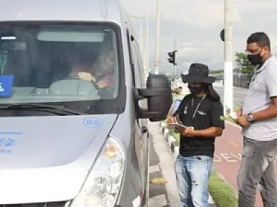 Operação Turista Legal orienta motoristas de vans e ônibus na entrada de Santos