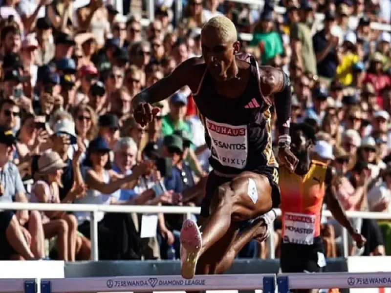 Alison dos Santos vence com sobra nos 400 m com barreiras na Suécia