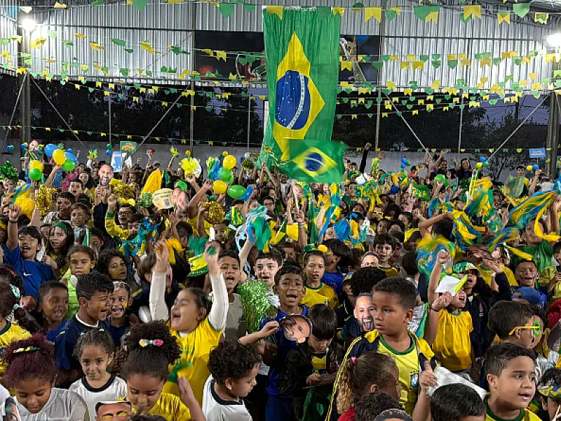 Mais de 500 crianças de São Vicente celebram convocação de Neymar na escola onde ele estudou