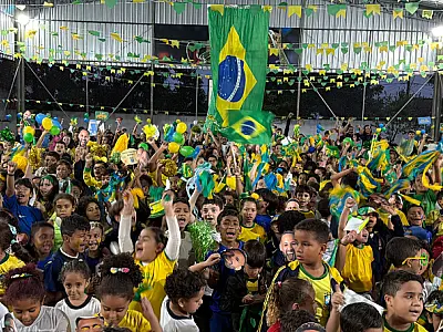 Mais de 500 crianças de São Vicente celebram convocação de Neymar na escola onde ele estudou