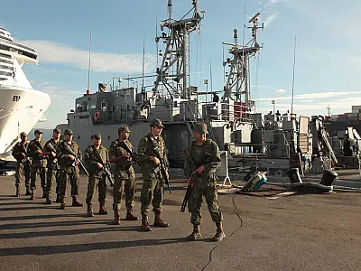 Navio da Marinha sai do Porto de Santos levando 16 toneladas de doações para o Litoral Norte