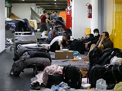 Ministro diz que afegãos acampados em aeroporto vão ficar em hoteis