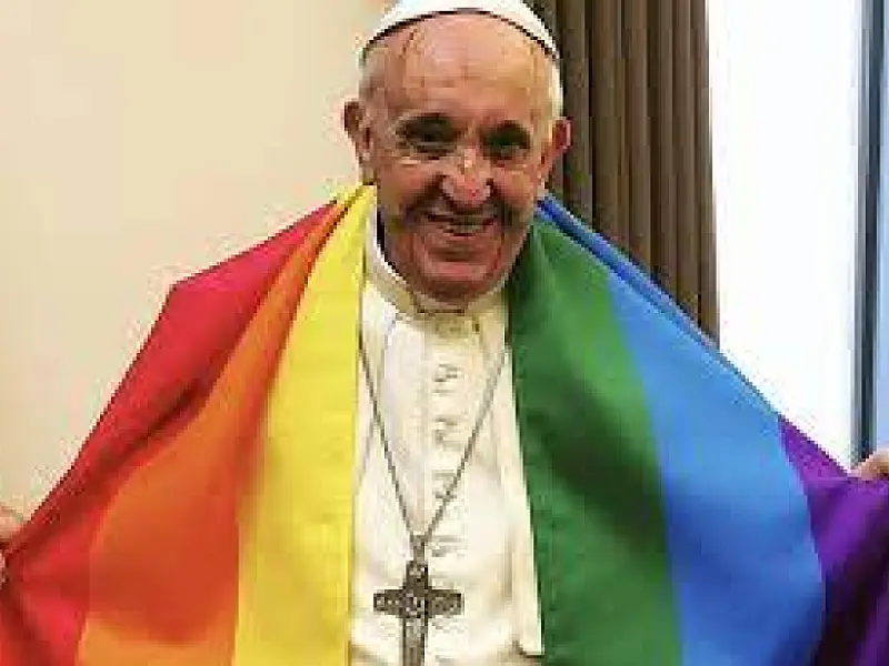 Papa Francisco nega boatos de renúncia e defende bênção a casais gays em livro