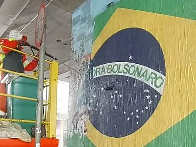 Arte com 'Fora Bolsonaro' é removida do Minhocão pela Prefeitura de São Paulo
