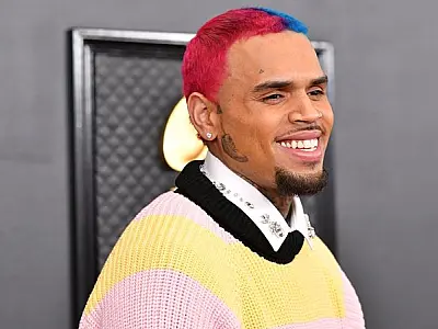 Cantor Chris Brown se irrita com atitude e arremessa celular de fã que tentava gravá-lo