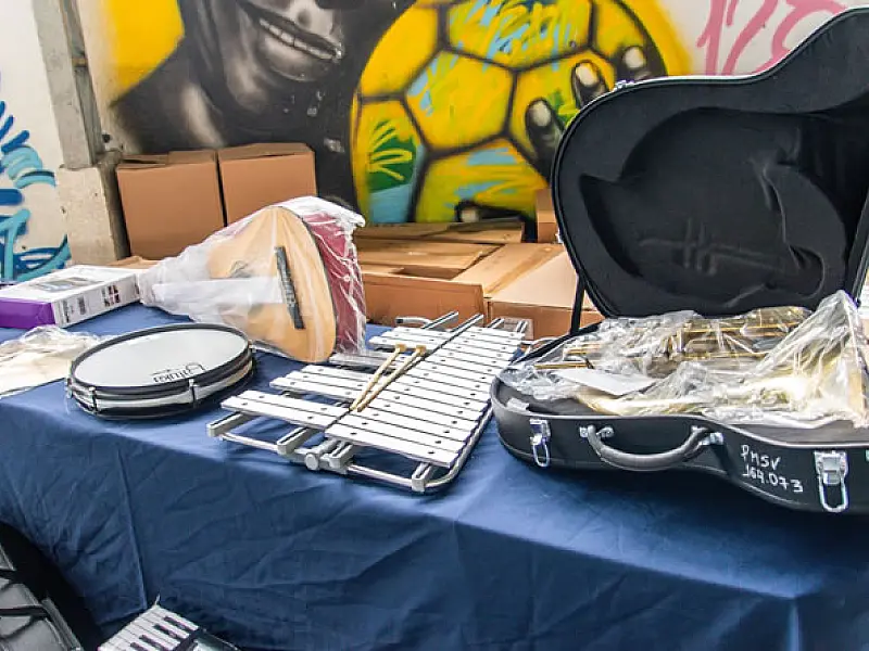 Novos instrumentos fortalecem projeto musical das AMEIs em São Vicente