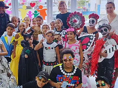 Estilistas mirins esbanjam criatividade e promovem desfile de moda sustentável