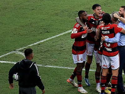 Flamengo vence Bragantino e entra na briga pelo título do Brasileiro