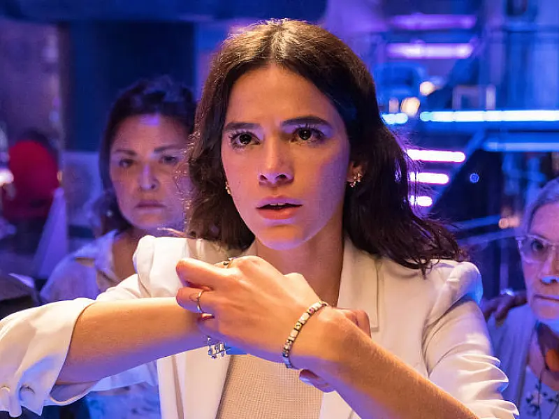 Bruna Marquezine diz que barreira do idioma a faz se sentir 'limitada'