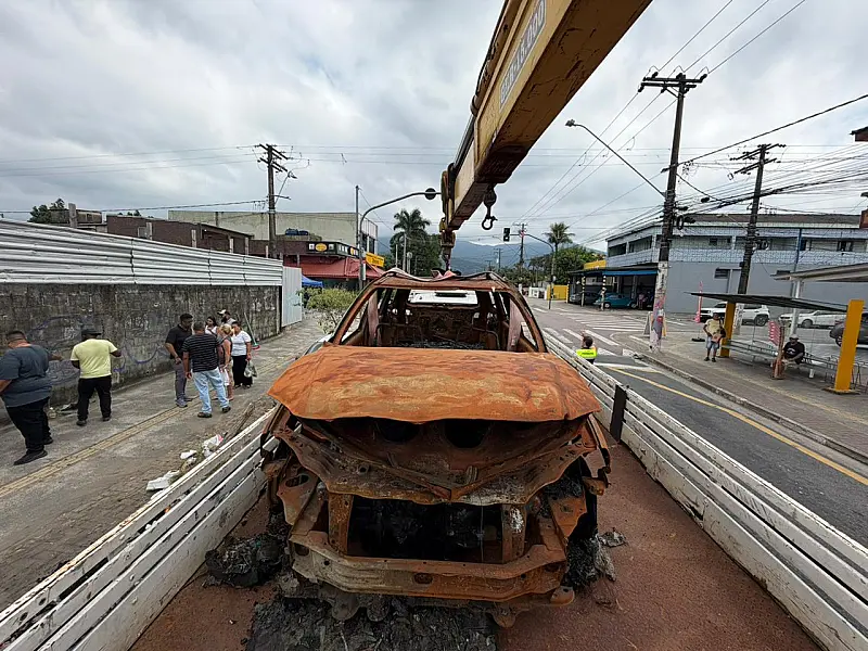 Quatro veículos abandonados são removidos em ação da Operação Lata Velha em São Vicente