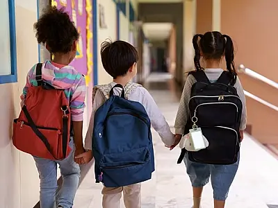 Volta às aulas: mochilas pesadas trazem riscos para a coluna dos estudantes