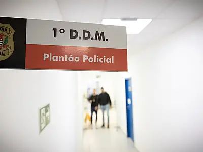 Delegacias da Mulher de SP solicitam uma medida protetiva contra agressores a cada cinco minutos