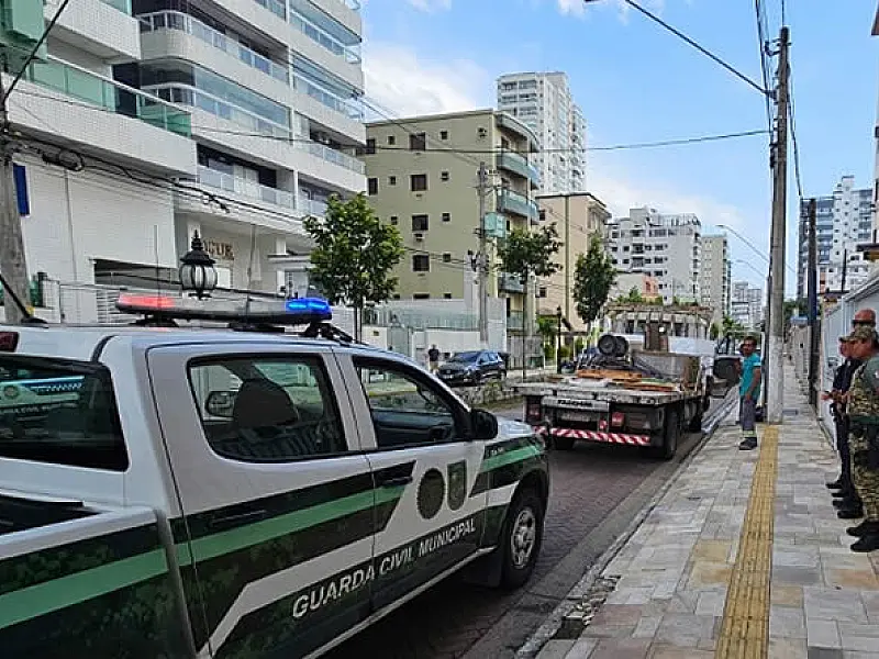Prefeitura de Praia Grande flagra caminhão e evita descarte irregular de entulhos