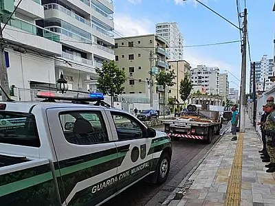 Prefeitura de Praia Grande flagra caminhão e evita descarte irregular de entulhos