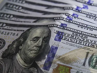 Dólar abre em leve alta nesta segunda-feira