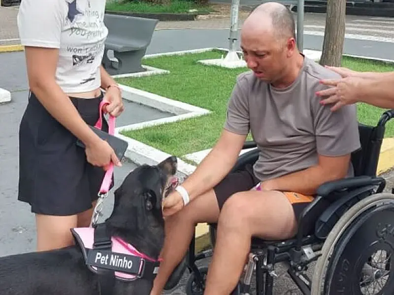 Paciente de longa internação recebe visita de sua companheira pet no Hospital Municipal de Cubatão