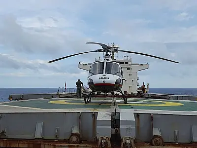 Equipe do helicóptero Águia resgata marinheiro que caiu de navio na costa de Santos