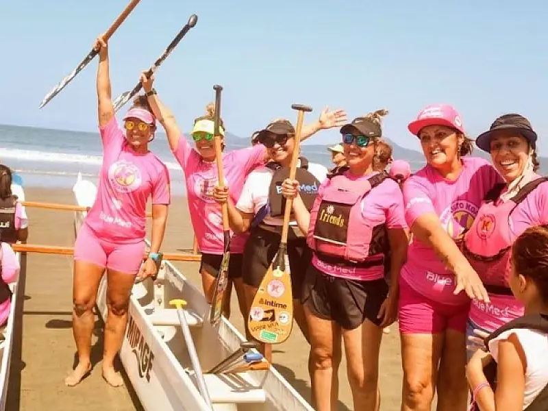 Remada Rosa leva 60 mulheres ao mar santista em fim de semana ensolarado